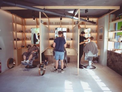 Spacious Contemporary Barbershop with Loads of Natural Light in SE1