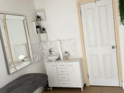 Beauty salon room to rent