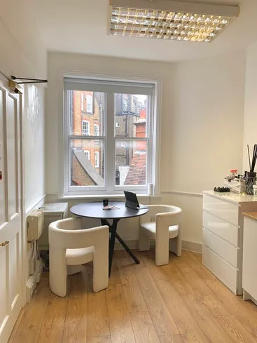 Exquisite Beauty Haven: Luxurious Vacant Room in Prime Mayfair Location