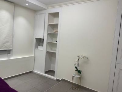 Beauty room & chairs for rent