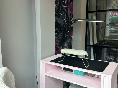Prime Opportunity: Rent Your Nail Desk in Croydon's Thriving Salon with Established Clientele!