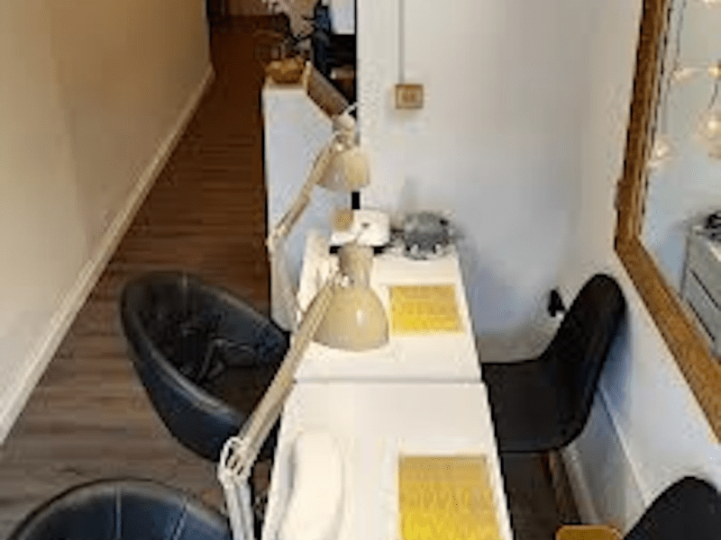 Rent Your Nail Desk: Prime Opportunity in Swiss Cottage, London
