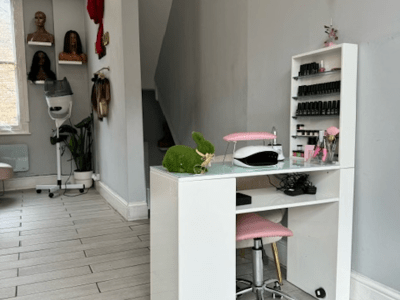 Rent Your Nail Desk: Perfect Opportunity in SE London