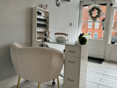 Rent Your Nail Desk: Perfect Opportunity in SE London
