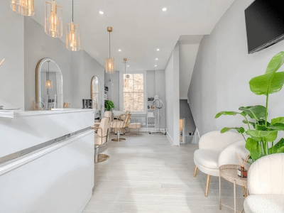 Rent Your Nail Desk: Perfect Opportunity in SE London