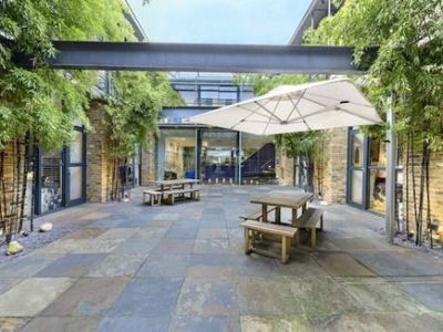 Chair available to rent in Chelsea salon