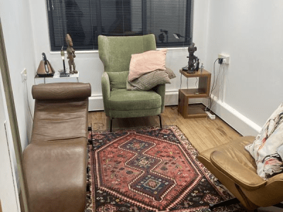 Tranquil Therapy Haven: Stylish & Intimate Room in Covent Garden, WC2H