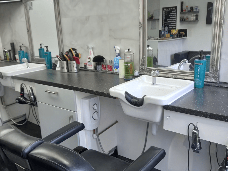 Prime Opportunity: Rent Your Barber Chair in Wimbledon, London Today!