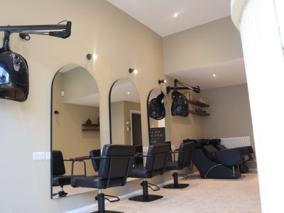 The Chair Salon: Salon Chairs. Nail Table & Beauty Room Available To Rent!