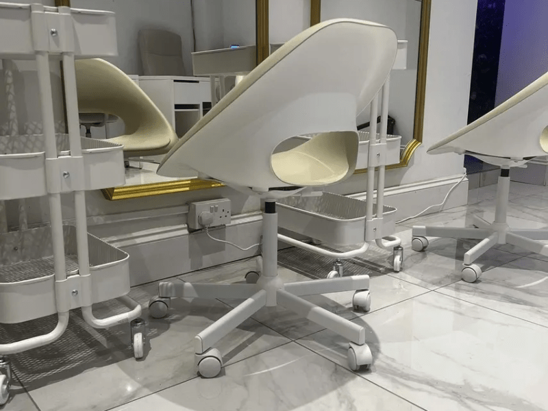 Nail station available for rent in Woolwich