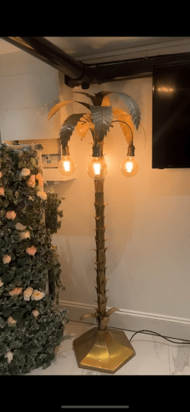 Nail station available for rent in Woolwich