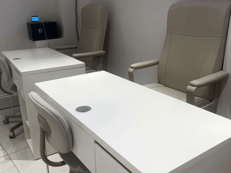 Nail station available for rent in Woolwich