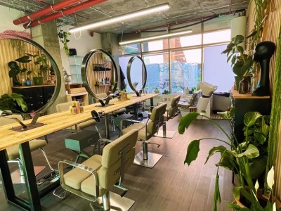 Hairdresser chair available to rent in London Fields