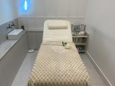 Beauty rooms to rent in busy Chiswick & Ealing Broadway West London Salons. No fixed contract, total flexibility!