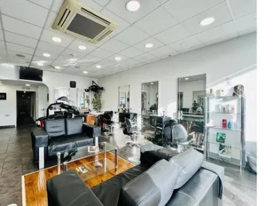 Hair Stylist Chairs & Therapy rooms to rent HA3.
