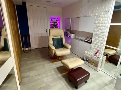 Beauty therapy room, Manicure Table, Eyebrow threading chair and hairdresser chair to rent