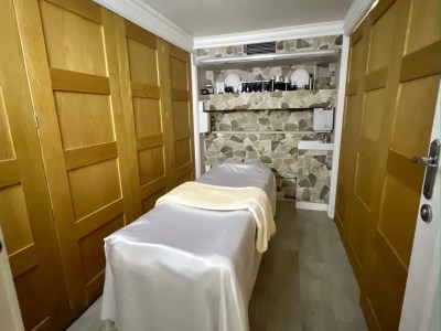Beauty therapy room, Manicure Table, Eyebrow threading chair and hairdresser chair to rent