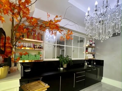 Beauty therapy room, Manicure Table, Eyebrow threading chair and hairdresser chair to rent