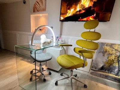 Beauty therapy room, Manicure Table, Eyebrow threading chair and hairdresser chair to rent