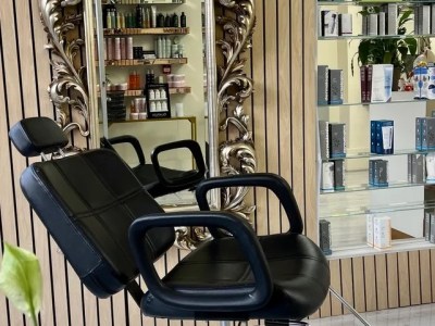 Beauty therapy room, Manicure Table, Eyebrow threading chair and hairdresser chair to rent