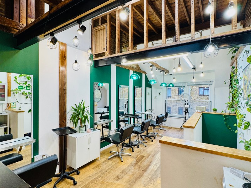 Salon Co working space/Nail space hire *Liverpool street st