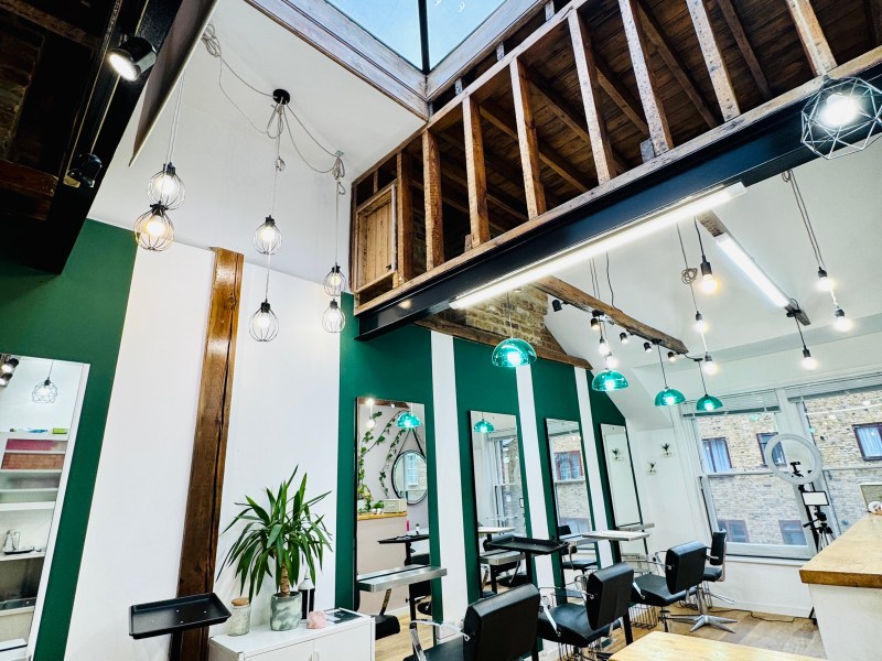 Salon Co working space/Nail space hire *Liverpool street st