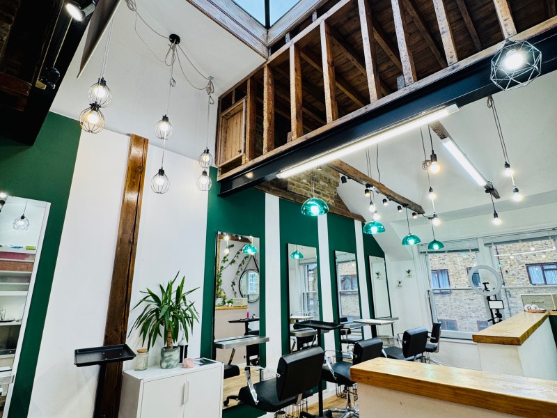 Salon Co working space/Nail space hire *Liverpool street st