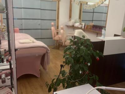 Lash bed, nail table and private beauty room to rent daily or per hour