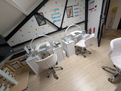 Nail desk rental in cosy, friendly salon