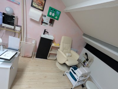 Nail desk rental in cosy, friendly salon