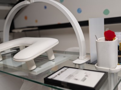 Nail desk rental in cosy, friendly salon