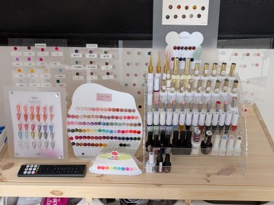Nail desk rental in cosy, friendly salon